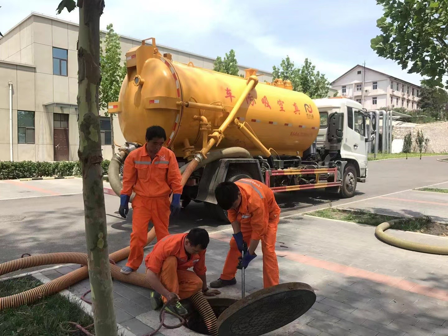 杜集管道疏通车停在窨井附近