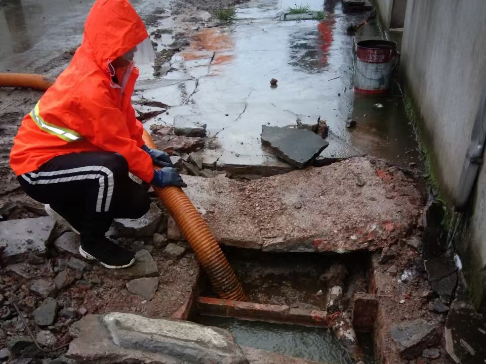 杜集专业清理污水池 炜誉市政以规范流程守护城市 “肠道”